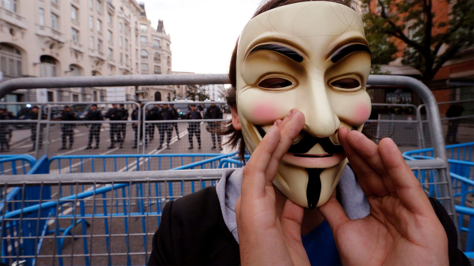 Un manifestante a la entrada de la Carrera de San Jerónimo, la calle sede del Congreso de los Diputados.