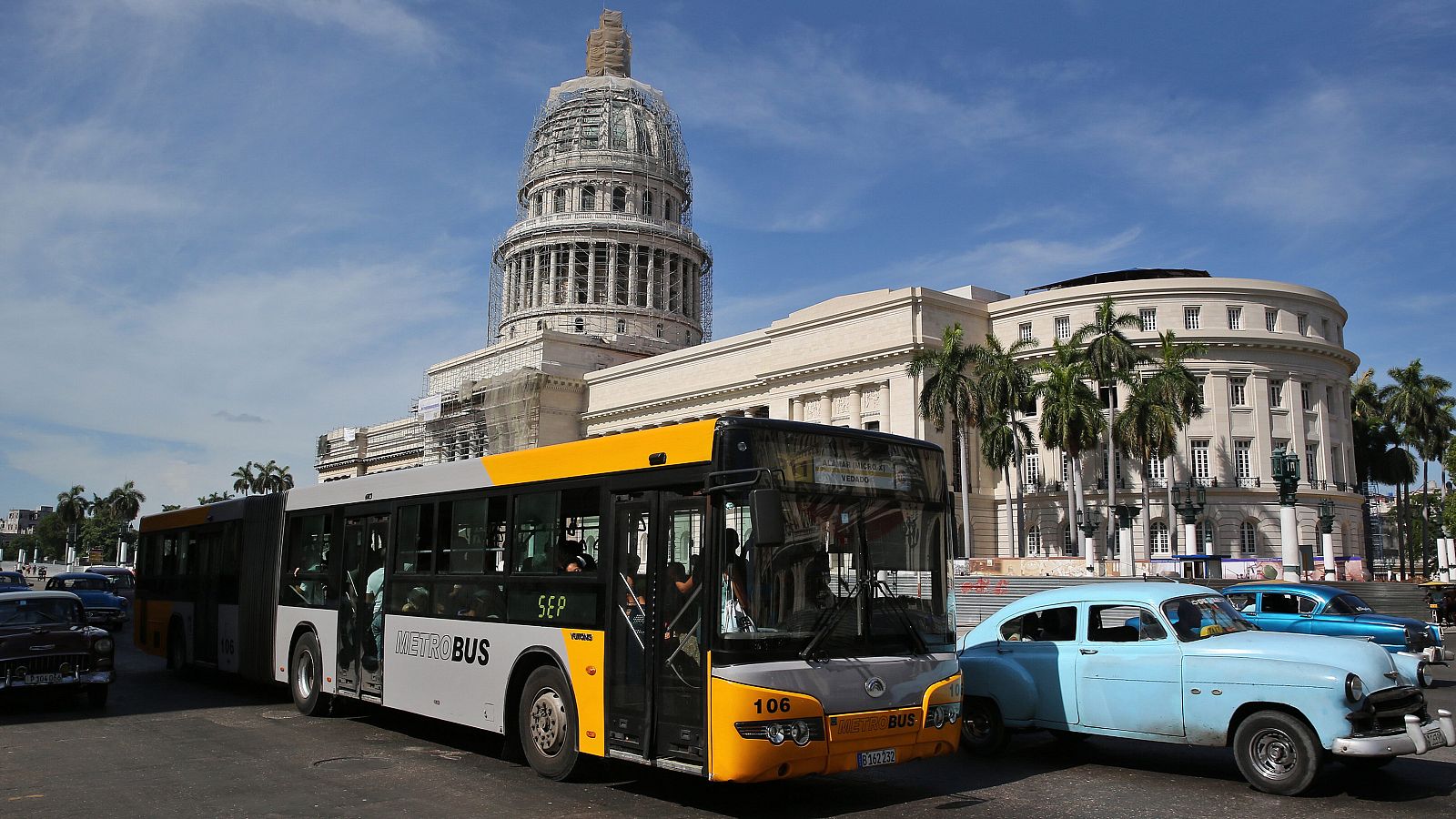 Un ómnibus urbano circula por una calle de La Habana (Cuba). EFE/Alejandro Ernesto