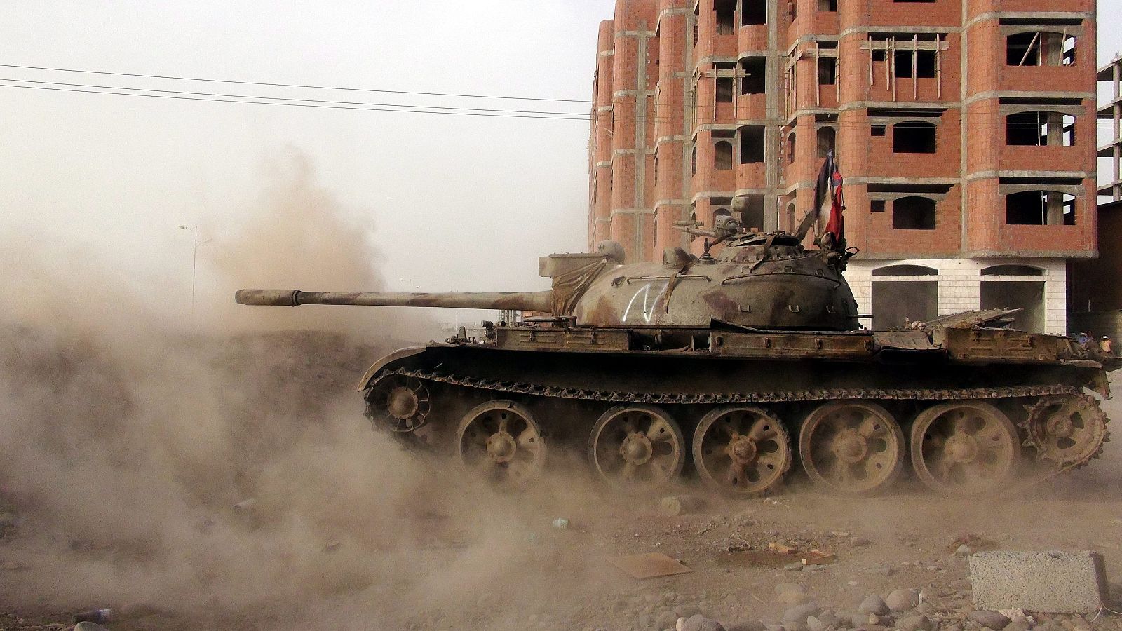 Fotografía de archivo de milicianos leales al presidente yemení Abdo Rabbo Mansour Hadi disparan desde un tanque. EFE/STRINGER