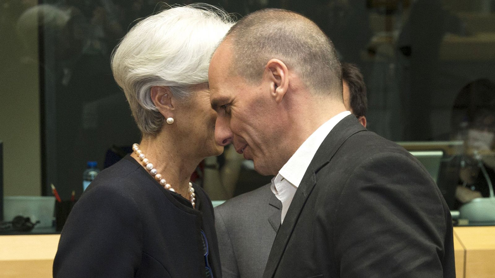 Lagarde y Varufakis conversan durante un encuentro en Bruselas