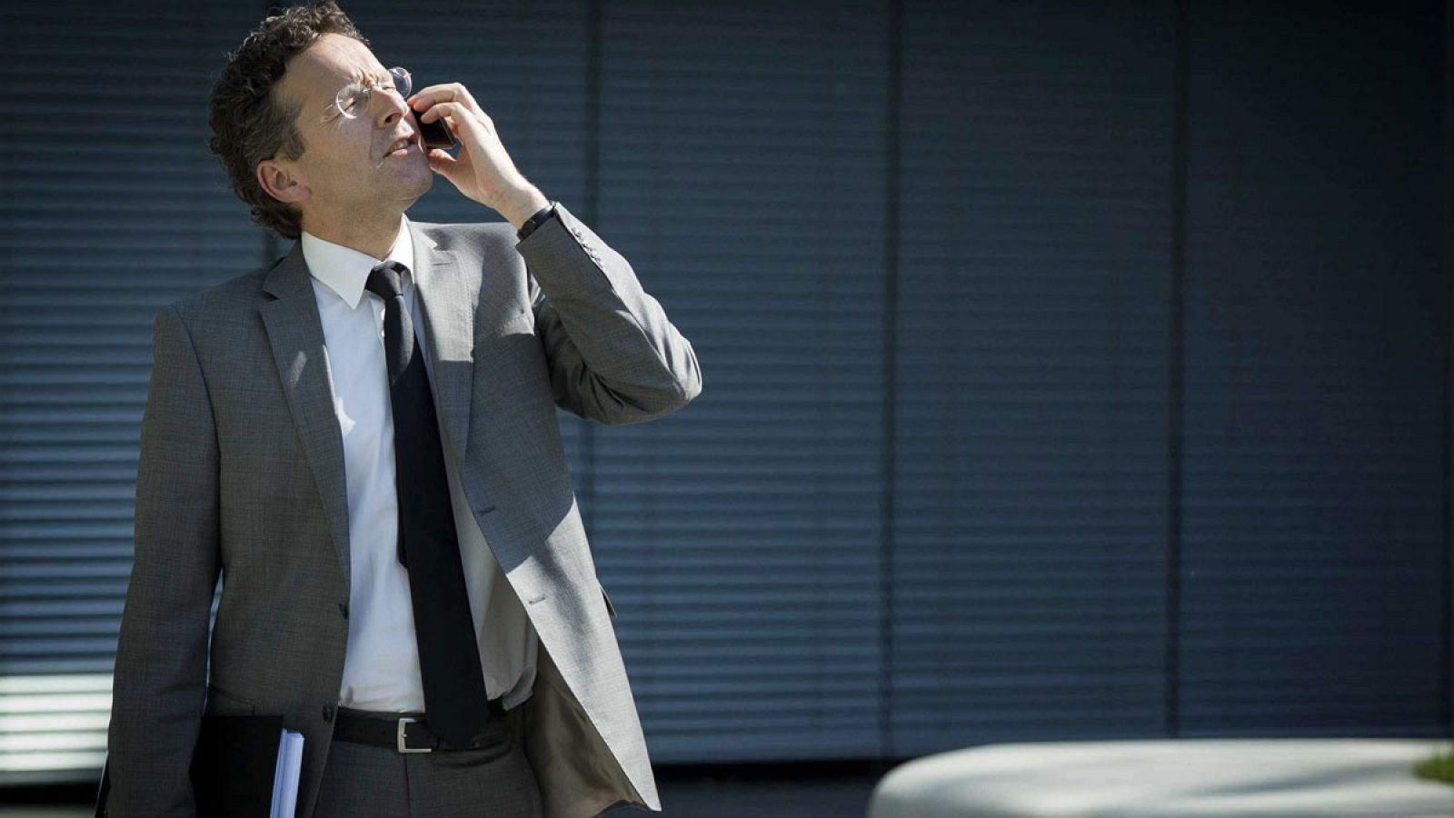 El presidente del Eurogrupo, Jeroen Dijsselbloem, habla por su teléfono móvil