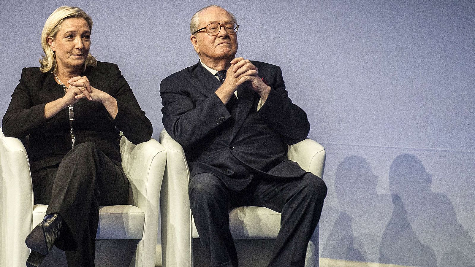 Fotografía de archivo de Jean Marie Le Pen junto a su hija, Marine Le Pen. JAFP PHOTO / JEFF PACHOUD