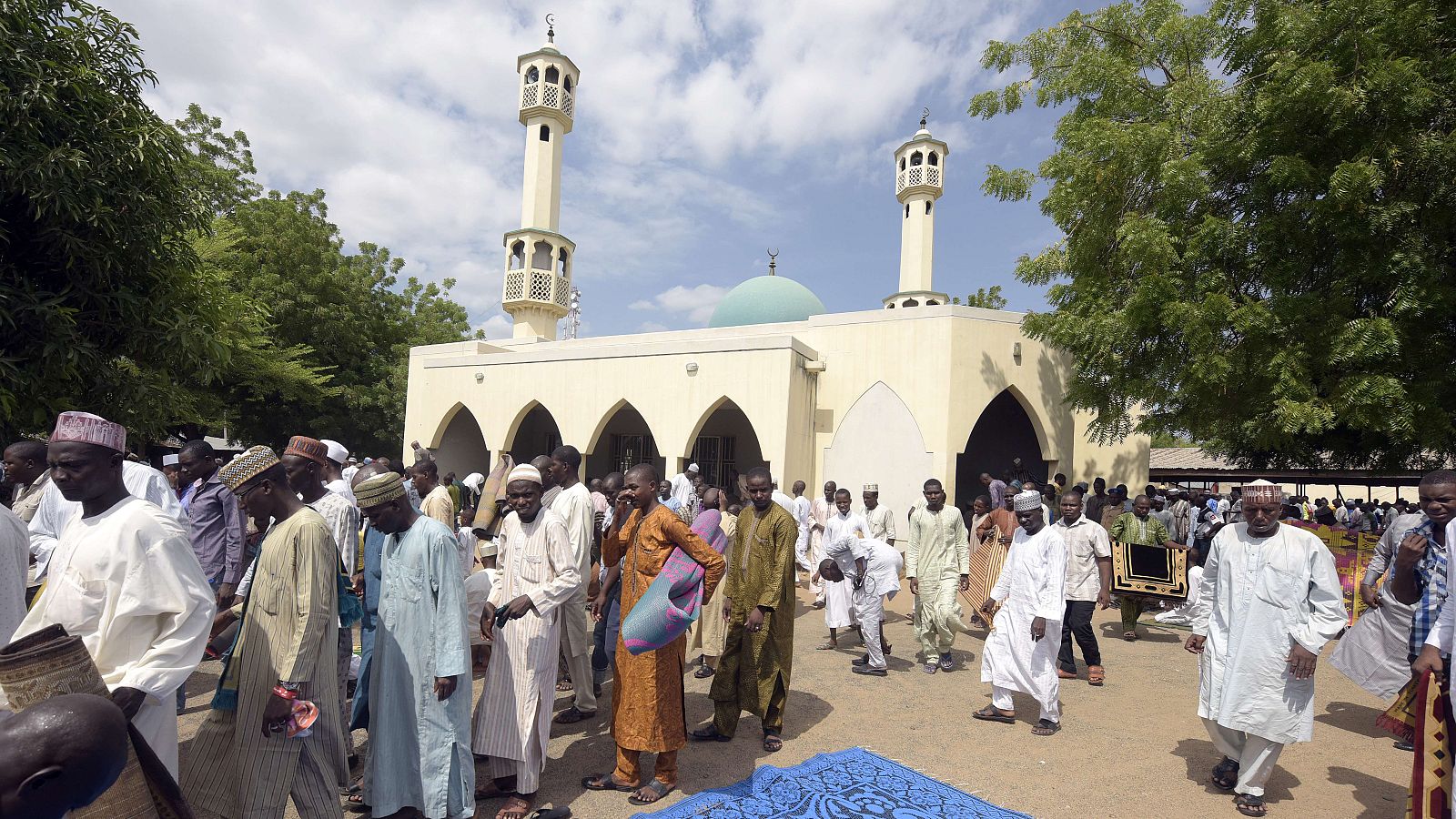 Imágen de archivo de unos nigerianos saliendo de rezar en una mezquita del noreste del país. AFP PHOTO / PIUS UTOMI EKPEI