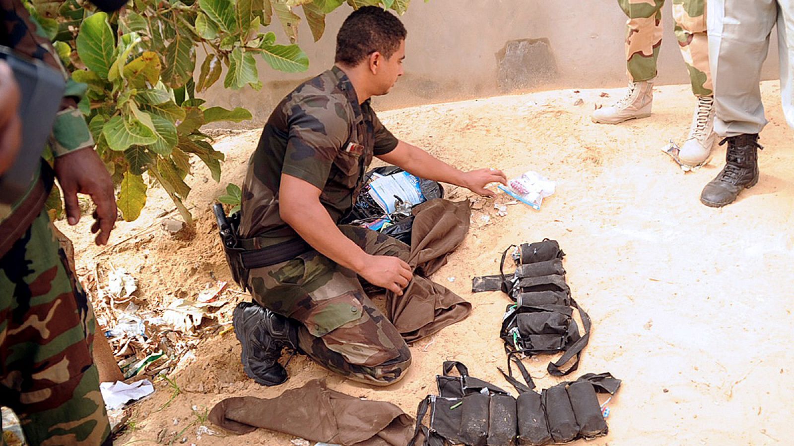 Un artificiero examina un cinturón de explosivos en la capital de Nigeria