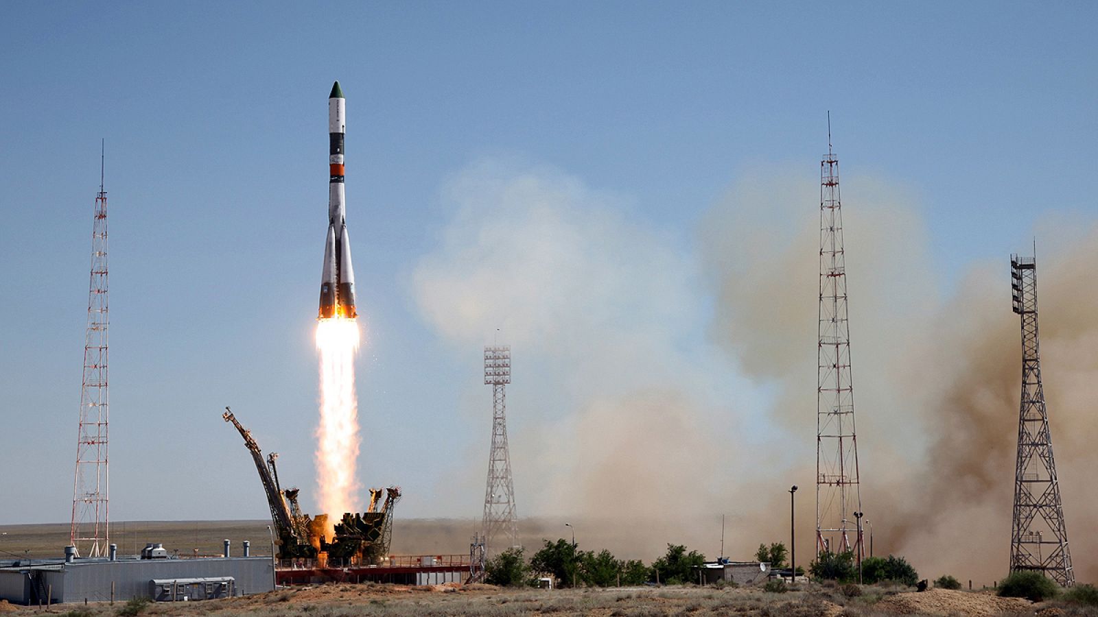 El carguero espacial Progress M-28M, en el momento de su lanzamiento desde el cosmódromo de Baikonur (Kazajistán).