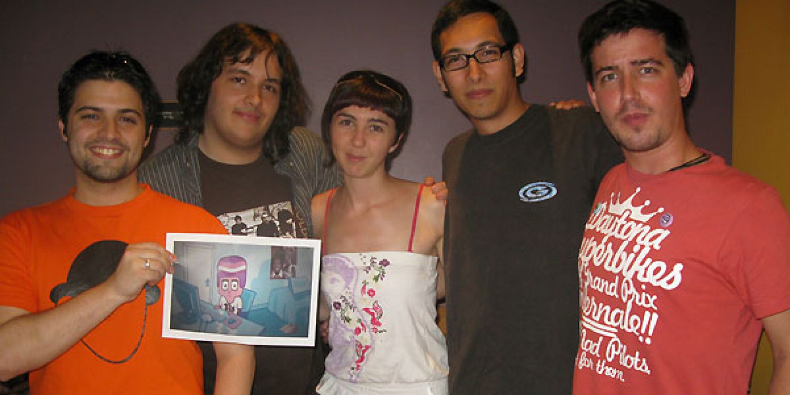 Un grupo de campuseros posa junto a su ídolo, Enjuto Mojamuto