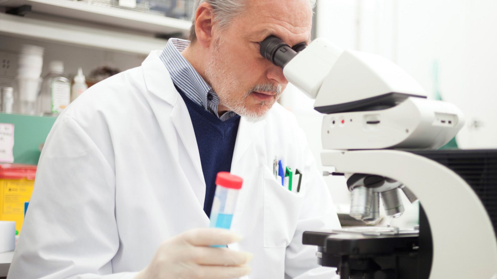 Un investigador en un laboratorio.