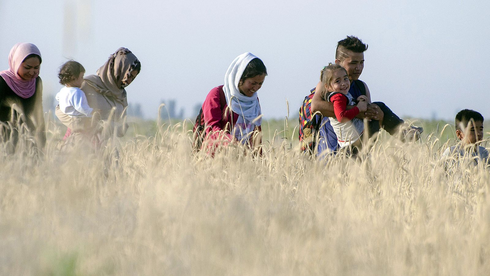 Un grupo de migrantes cruza la frontera entre Serbia y Hungría. AFP PHOTO / CSABA SEGESVARI