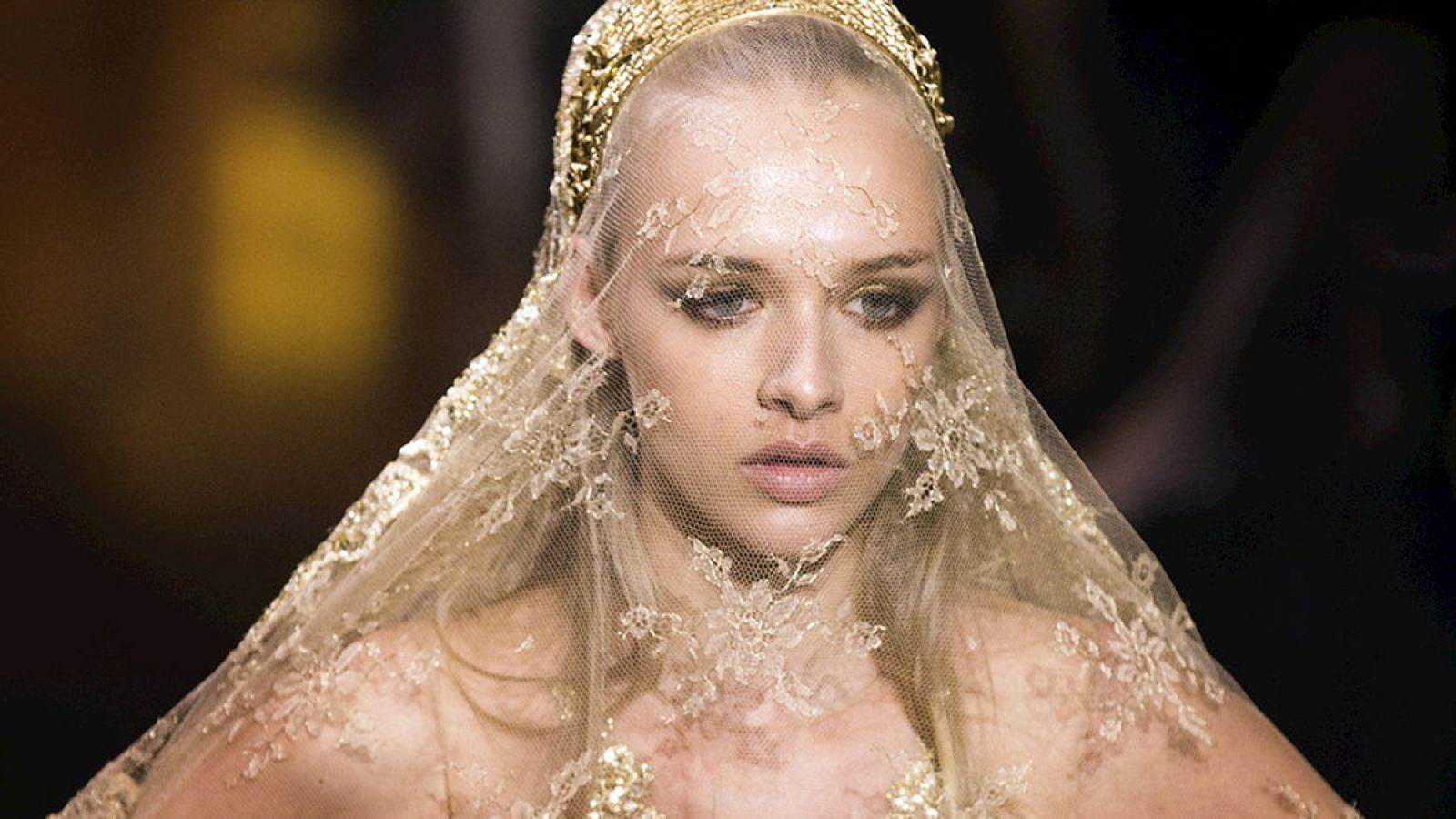 vestido-dorado-de-elie-saab