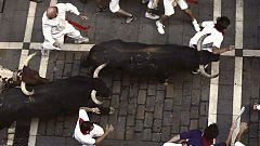 Un toro adelantado siembra el peligro en el tercer encierro de San Fermín 2015