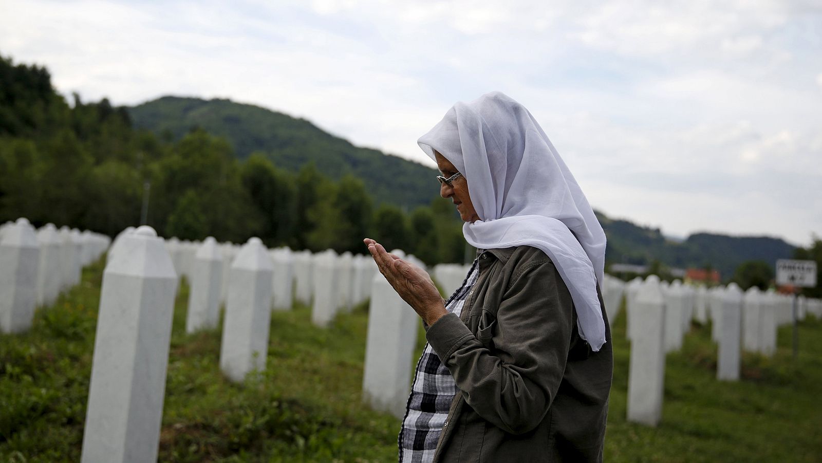 Fotografía de una mujer musulmana rezando en un centro memorial cerca de Srebreniça. REUTERS/Dado Ruvic