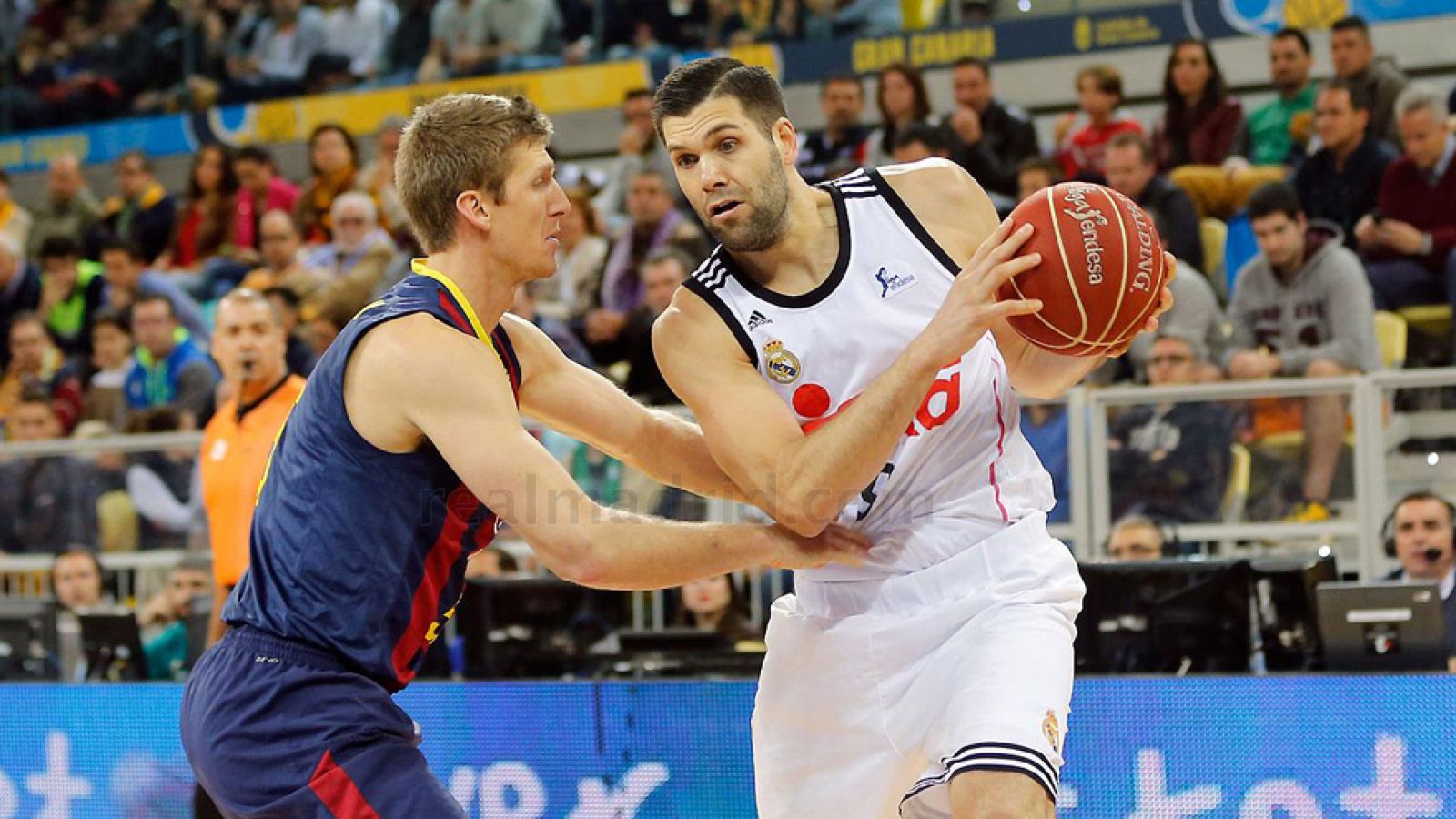Real Madrid y Barcelona enfrentándose en la pasada Liga Endesa