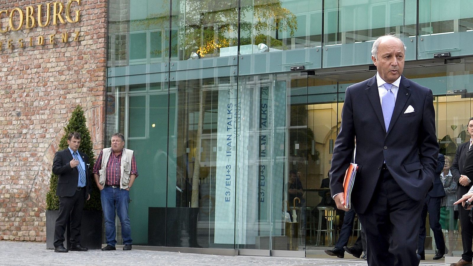 El ministro de Exteriores francés, Laurent Fabius, se dirige a los medios en el Palais Coburg, donde se celebran las negociaciones sobre Irán. EFE/Herbert Neubauer