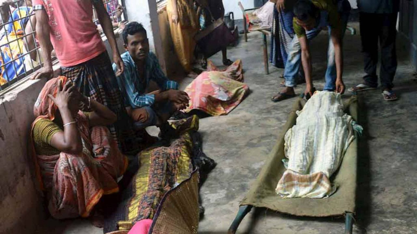 En la avalancha producida durante una repartición solidaria de ropa han muerto 23 personas