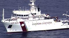 Los guardacostas italianos rescatan a cerca de mil inmigrantes y recuperan 12 cadáveres