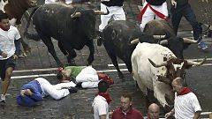 Sexto encierro de San Fermín 2015 con una manada Conde de la Maza rota en dos desde el principio
