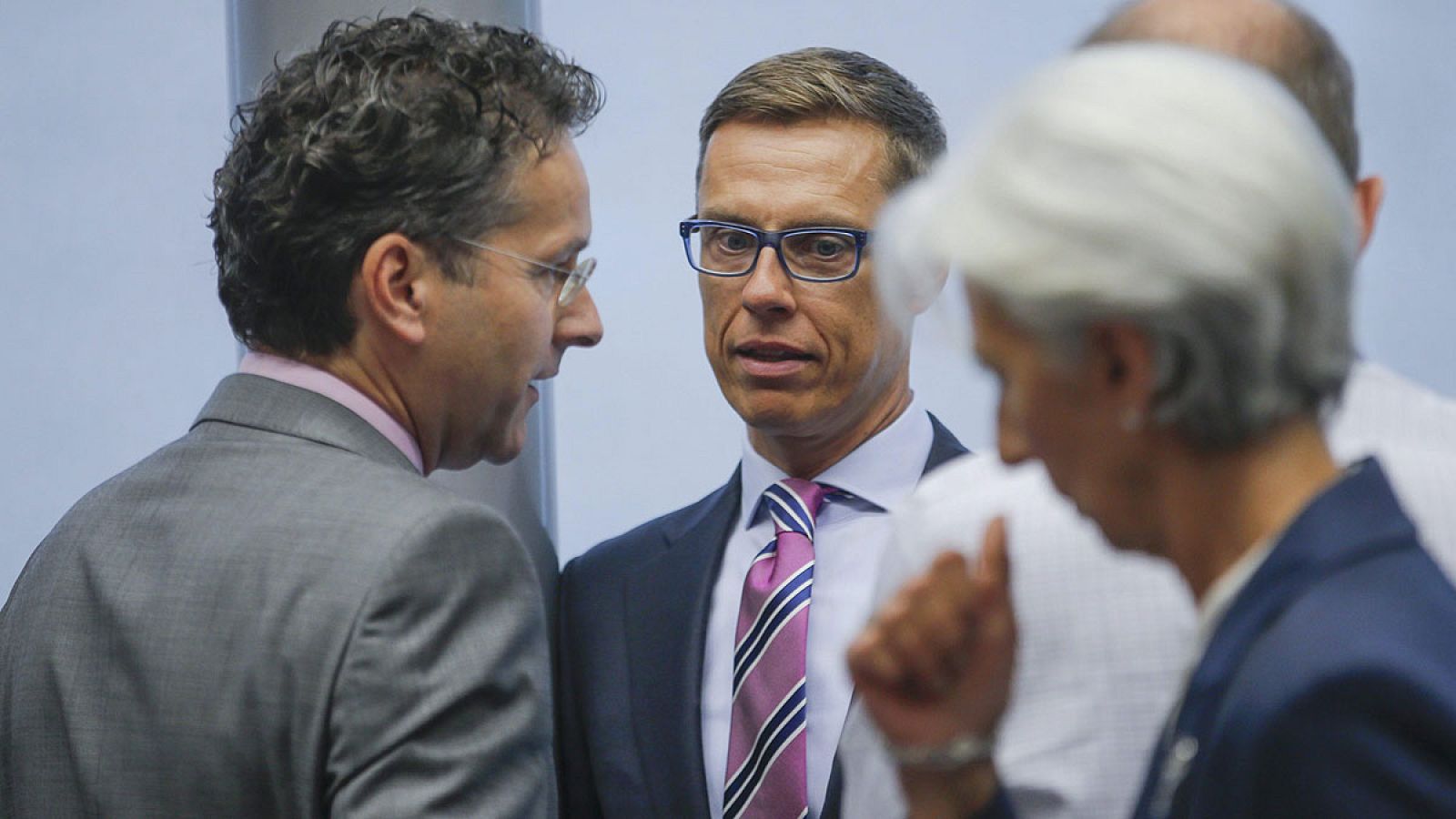 Jeroen Dijsselbloem (i) el finlandés Alexander Stubb (C) y Christine Lagarde en el Eurogrupo