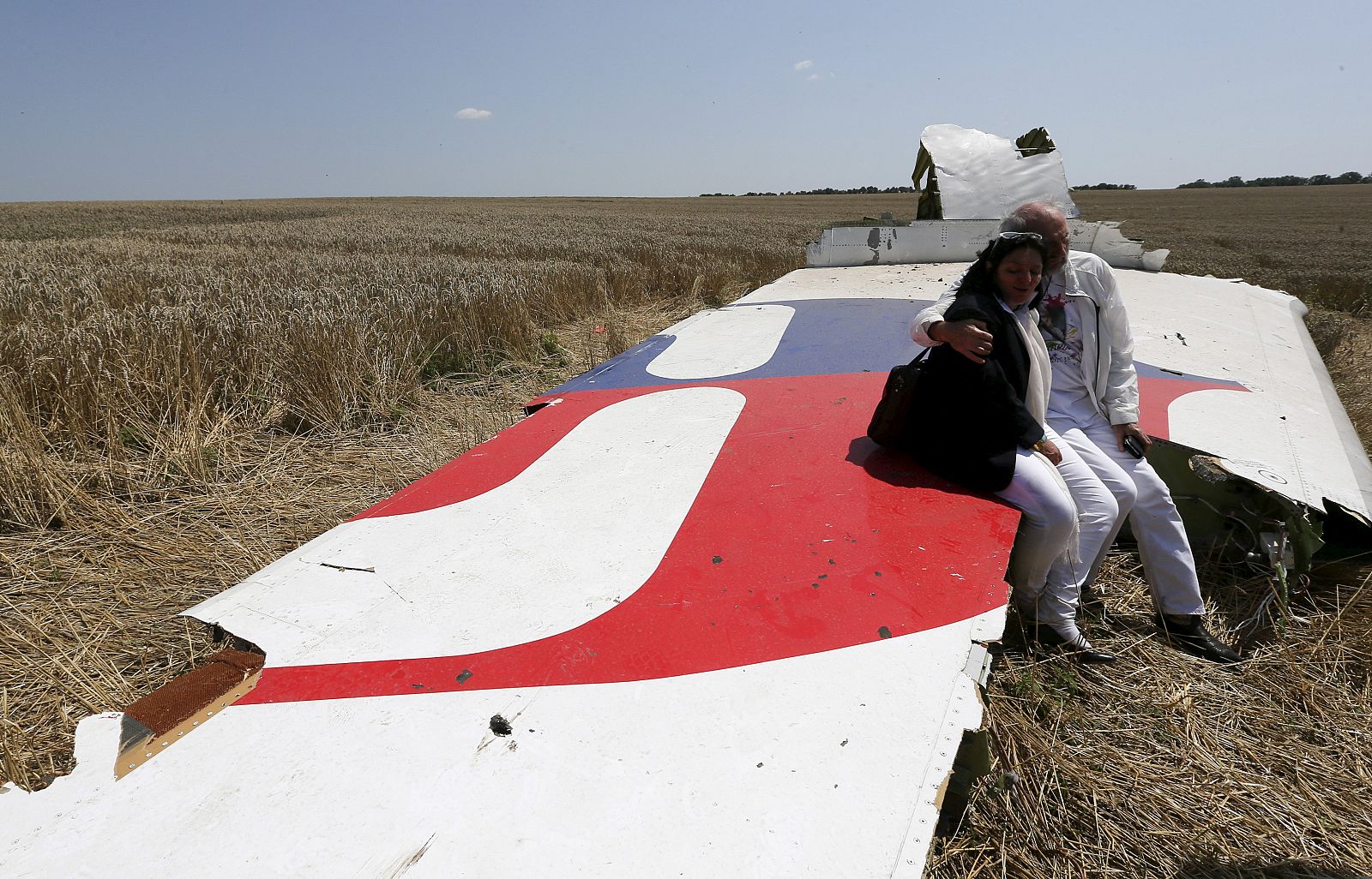 Familiares de las víctimas del vuelo MH17 durante una visita al lugar de la catástrofe. REUTERS/Sergei