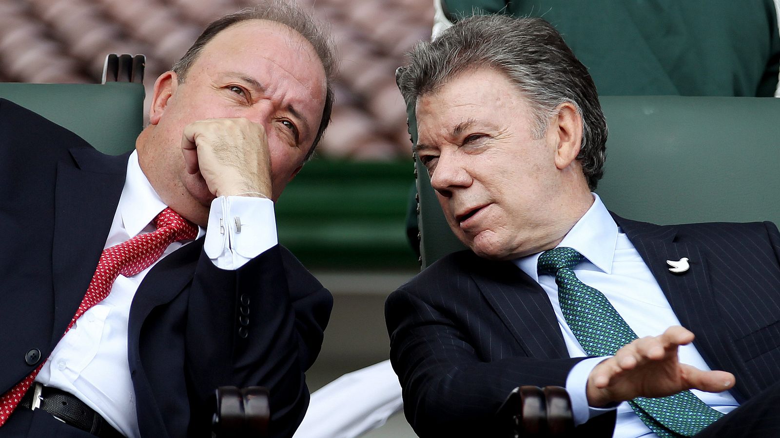 El presidente de Colombia, Juan Manuel Santos (d), habla con su ministro de defensa Luis Carlos Villegas en una fotografía de archivo. EFE/LEONARDO MUÑOZ