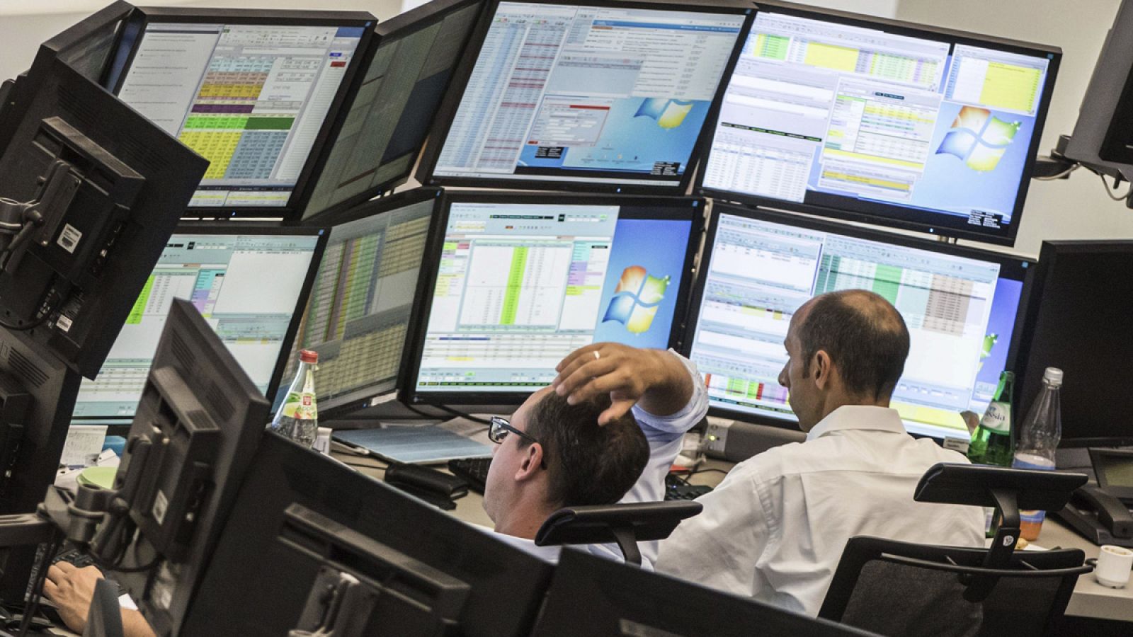 Dos agentes trabajan desde sus pantallas en la Bolsa de Fráncfort