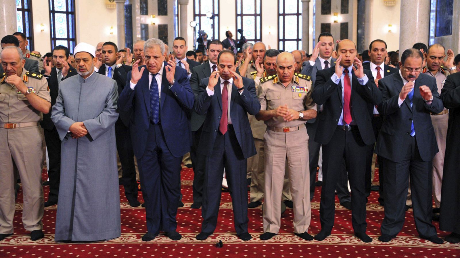 Las autoridades egipcias rezan para celebrar el fin del ramadán
