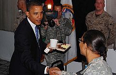 Obama se entrevista con el presidente afgano tras desayunar con los soldados estadounidenses