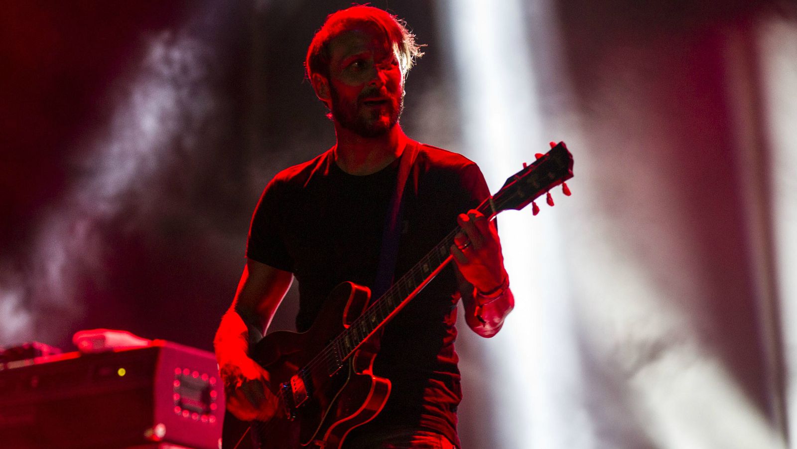 Gaizka Mendieta se une a Los Planetas con la guitarra para tocar 'Un Buen Día'