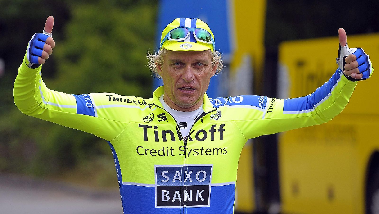 El financiero ruso Oleg Tinkov, con el jersey de su equipo, el Tinkoff-Saxo / EFE