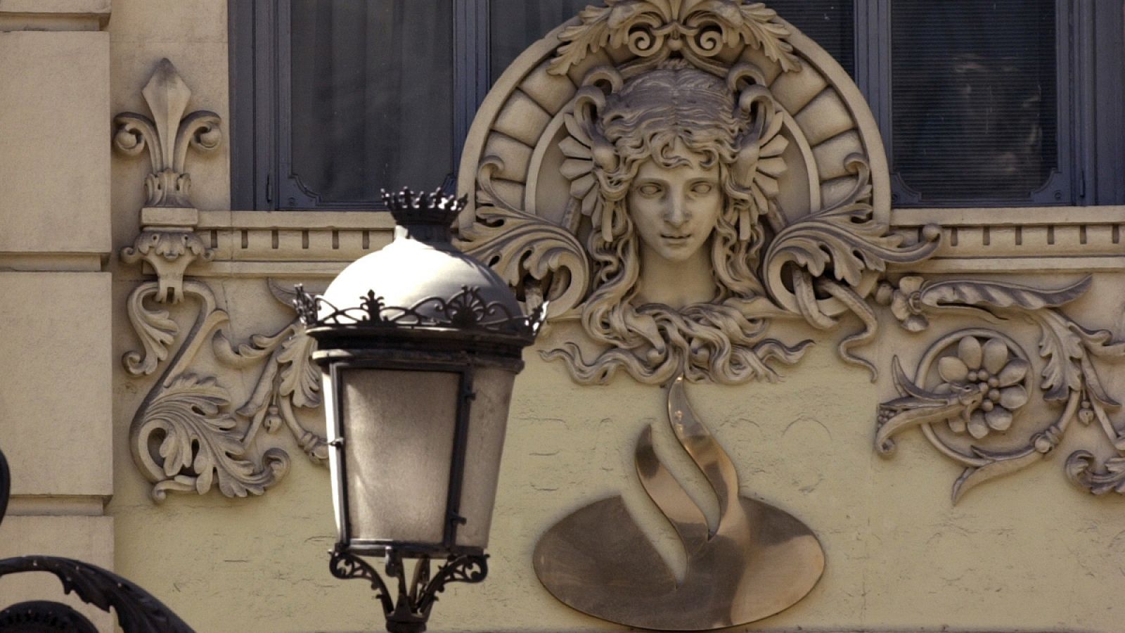 El logo del Banco de Santander en un edificio de la Plaza de Canalejas en Madrid