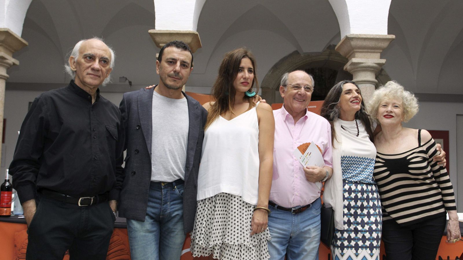 Los actores de la obra 'César y Cleopatra' junto al autor y la directora, Magüi Mira