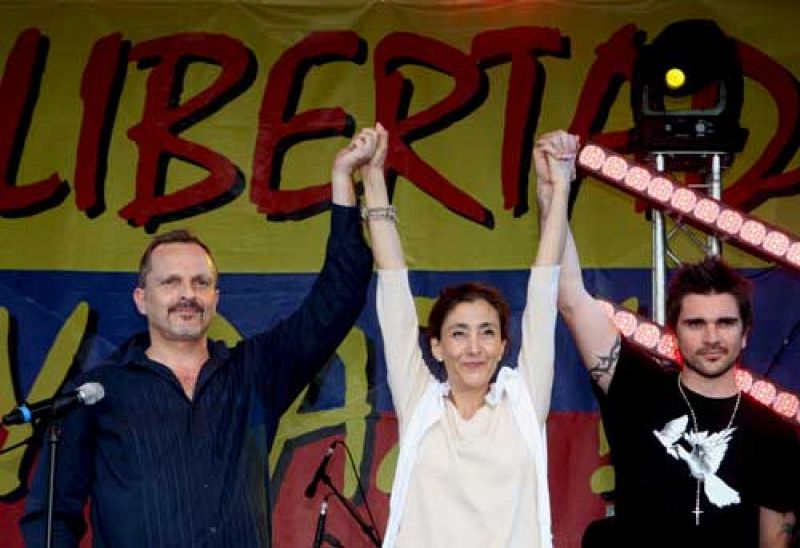 Betancourt, Juanes y Miguel Bosé claman por la libertad y la paz en un concierto en París