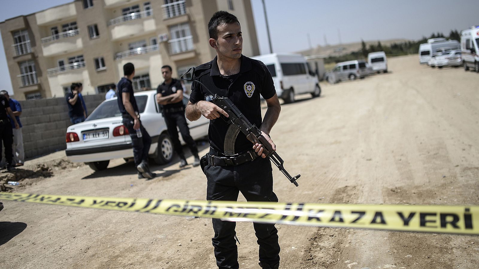 Conrdón policial en torno al domicilio de uno de los policías turcos asesinados. AFP PHOTO / BULENT KILIC