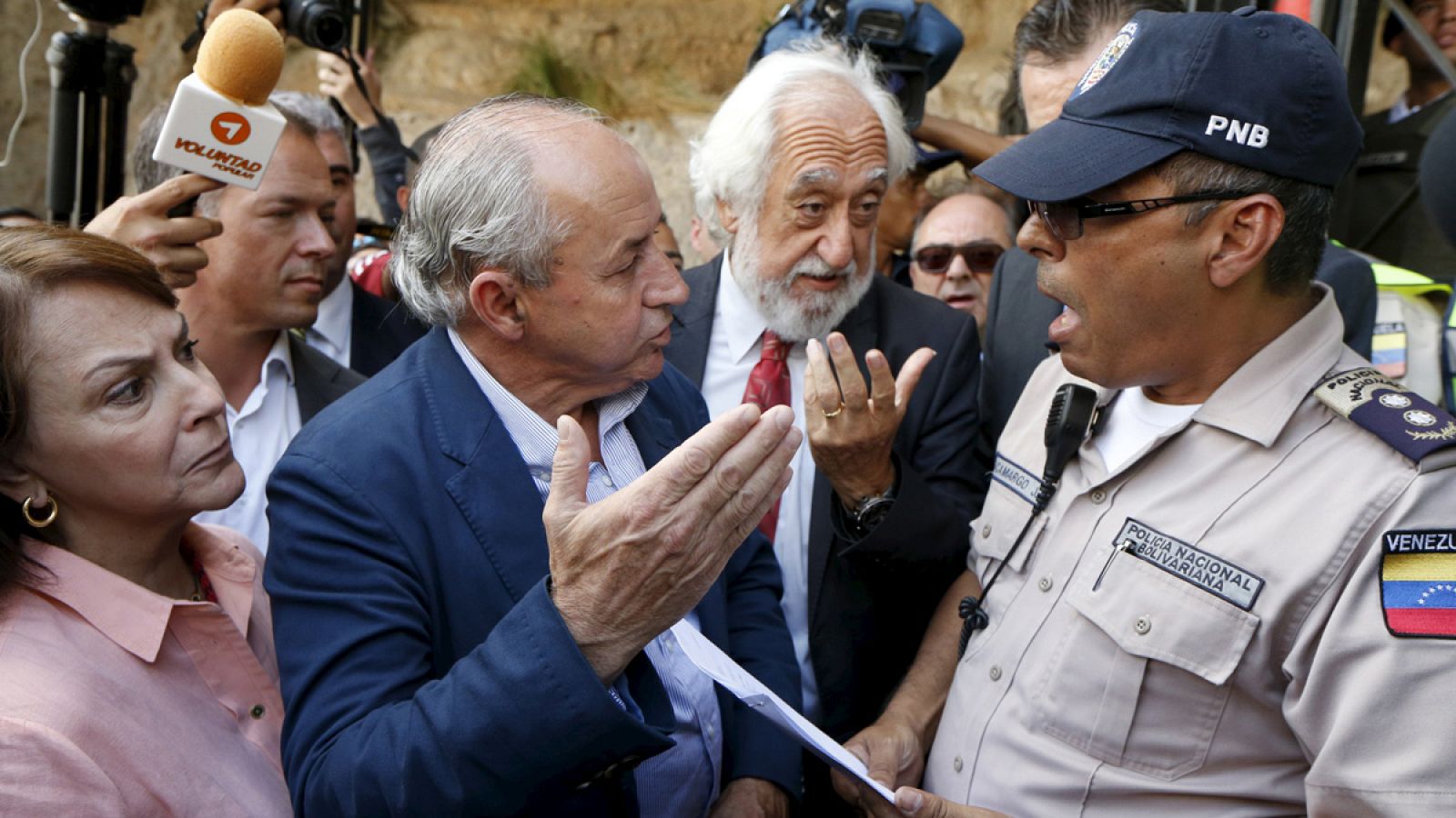 Los senadores Dionisio Garcia Carnero y Josep Maldonado hablan con un policía a las puertas del centro de detención