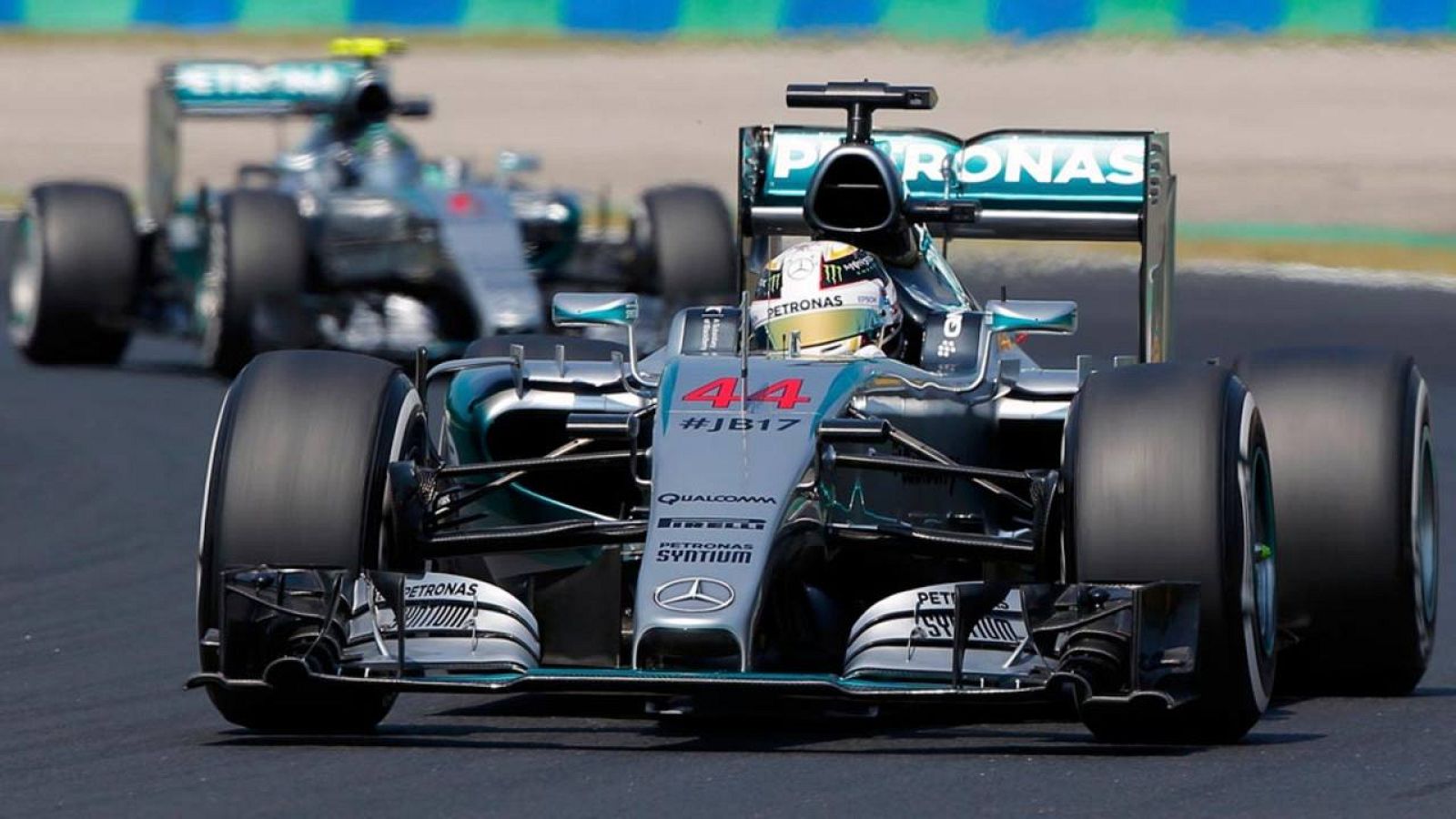 Lewis hamilton conduce su Mercedes en el circuito de Hungaroring.