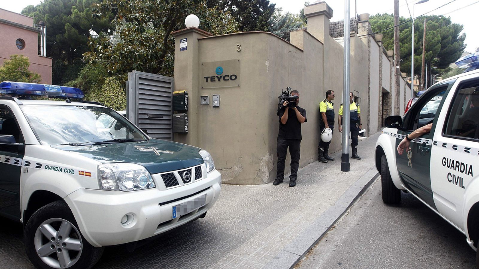 Efectivos de la Guardia Civil durante el registro de la empresa Teyco