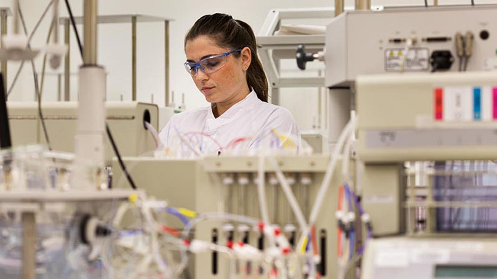 Una científica en un laboratorio de la empresa farmacéutica Teva