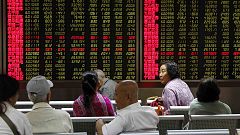 China confirma que entidades estatales continuarán comprando acciones para intentar frenar el descalabro bursátil