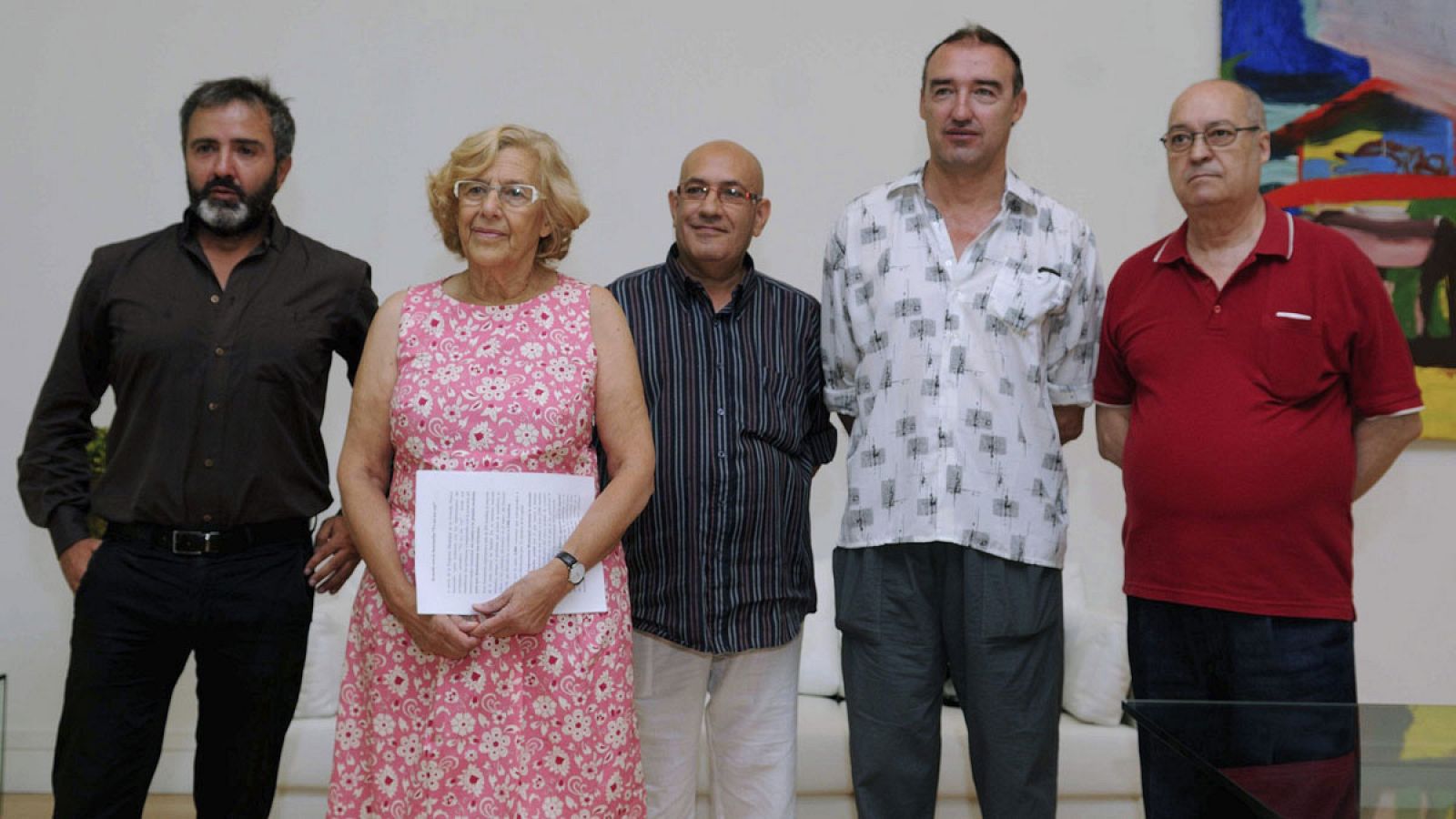 La alcaldesa de Madrid, Manuela Carmena, junto a miembros de la plataforma "Yo no me voy"