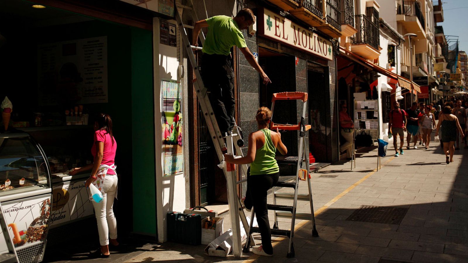Imagen de archivo de varios empleados de una heladería de la localidad malagueña de Ronda