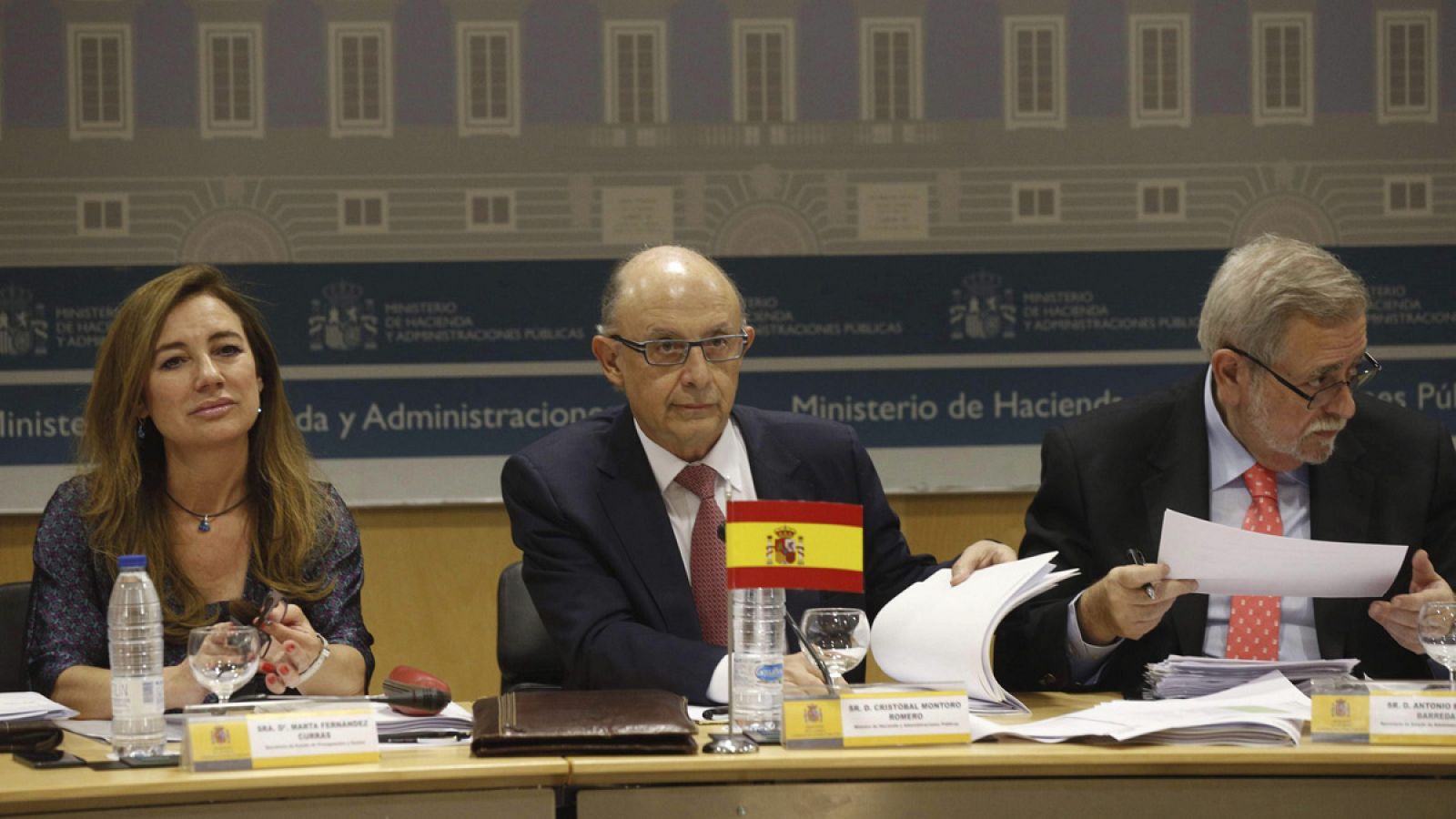 El ministro de Hacienda y Administraciones Públicas, Cristóbal Montoro, junto al secretario de Estado de Administraciones Públicas, Antonio Beteta, y la secretaria de Estado de Presupuestas, Marta Fernández Curras