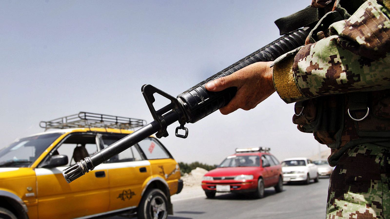 En la imagen, un oficial de seguridad afgano vigila las carreteras de Kabul, Afganistán