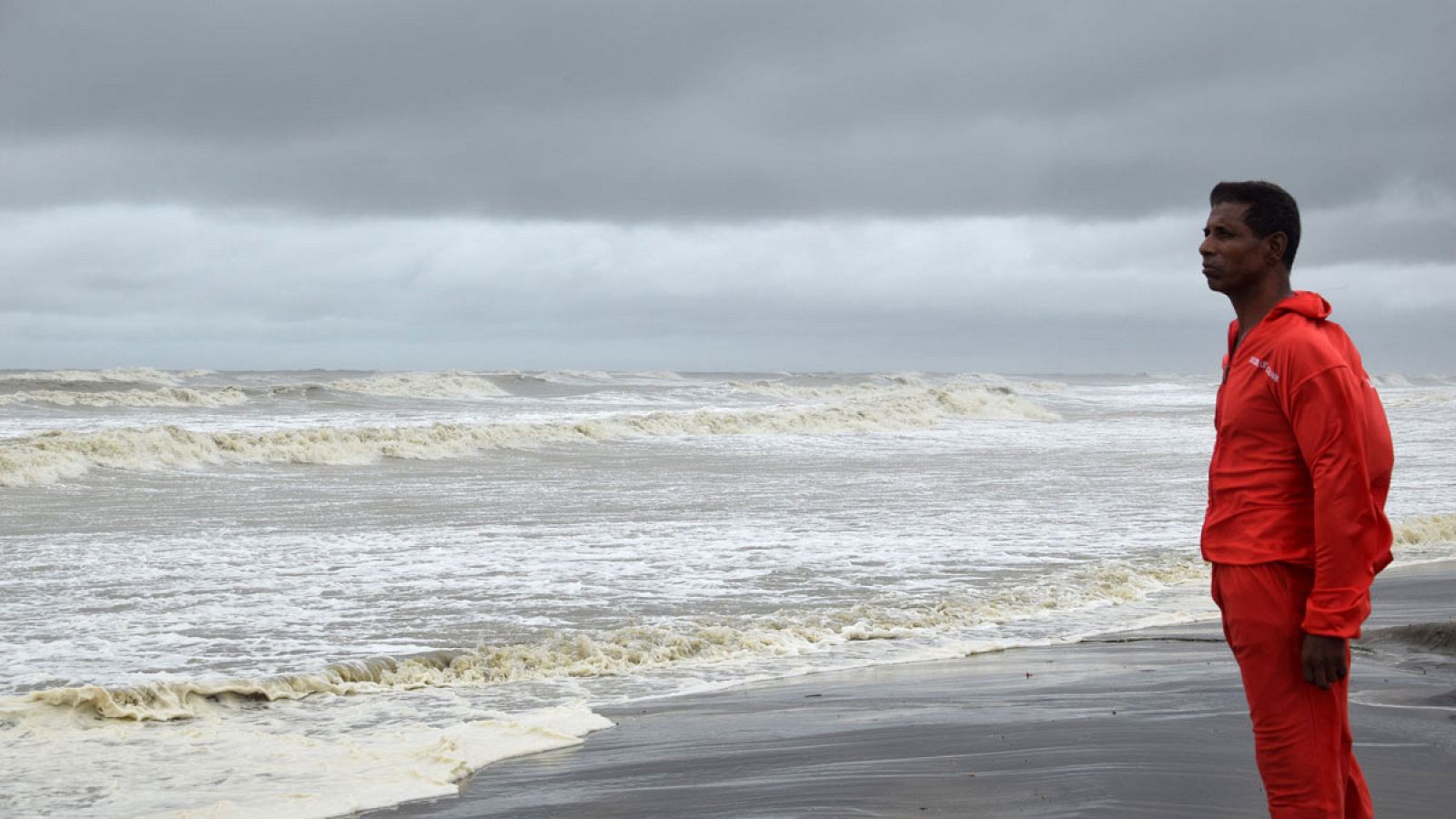 Un oficial de rescate observa la costa ante la llegada del ciclón Komen, en Cox's Bazar
