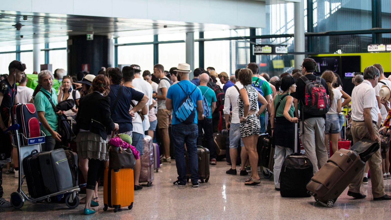 Vista de las colas de embarque en el aeropuerto de Fiumicino en Roma