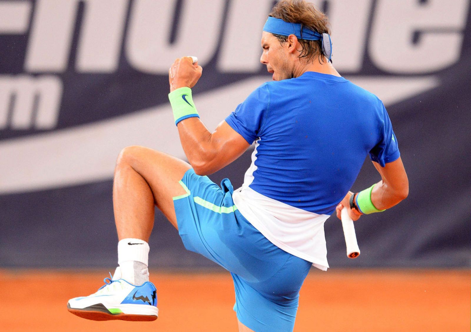 Nadal celebra su pase a cuartos en la tierra de Hamburgo.