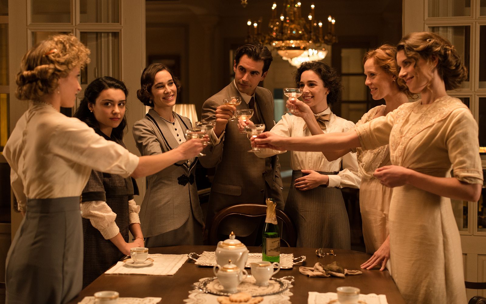 'Seis Hermanas' - Las Silva brindando