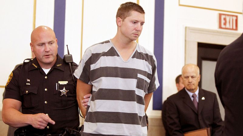 El policía que mató a un hombre negro desarmado en Ohio sale de prisión bajo fianza