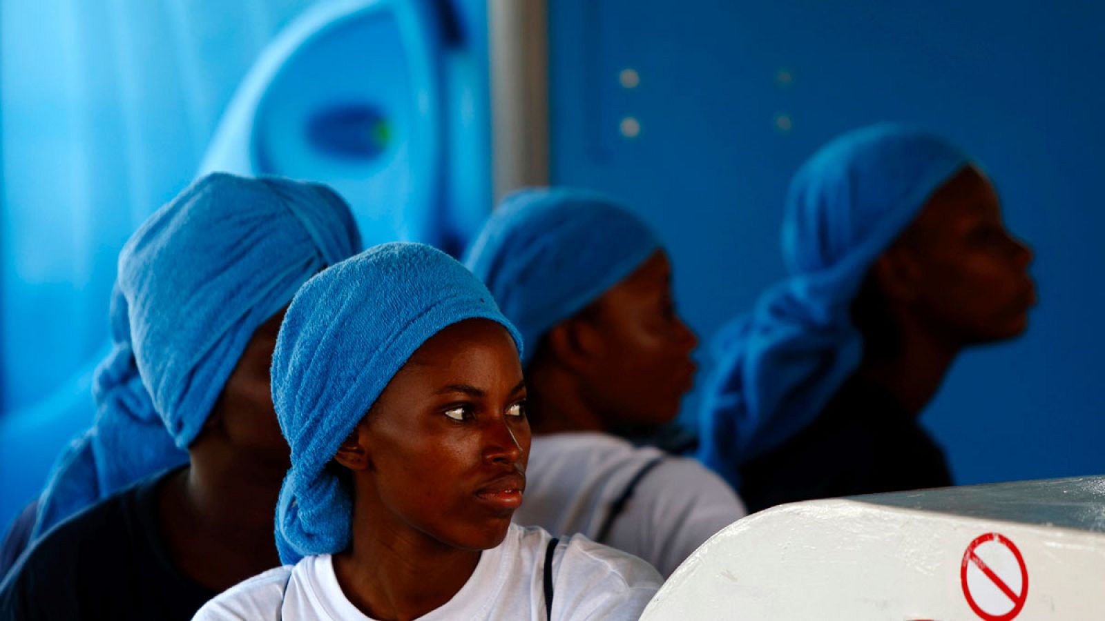 La Guardia Costera italiana rescata 780 inmigrantes y 5 cadáveres frente a la costa libia