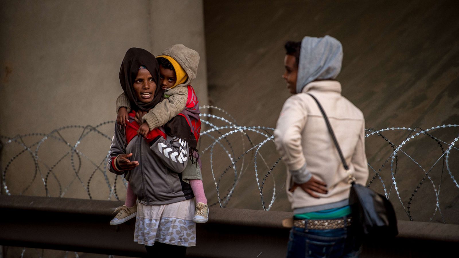 Migrantes en el Eurotúnel cerca del paso de Calais, en el norte de Francia, el 31 de julio de 2015