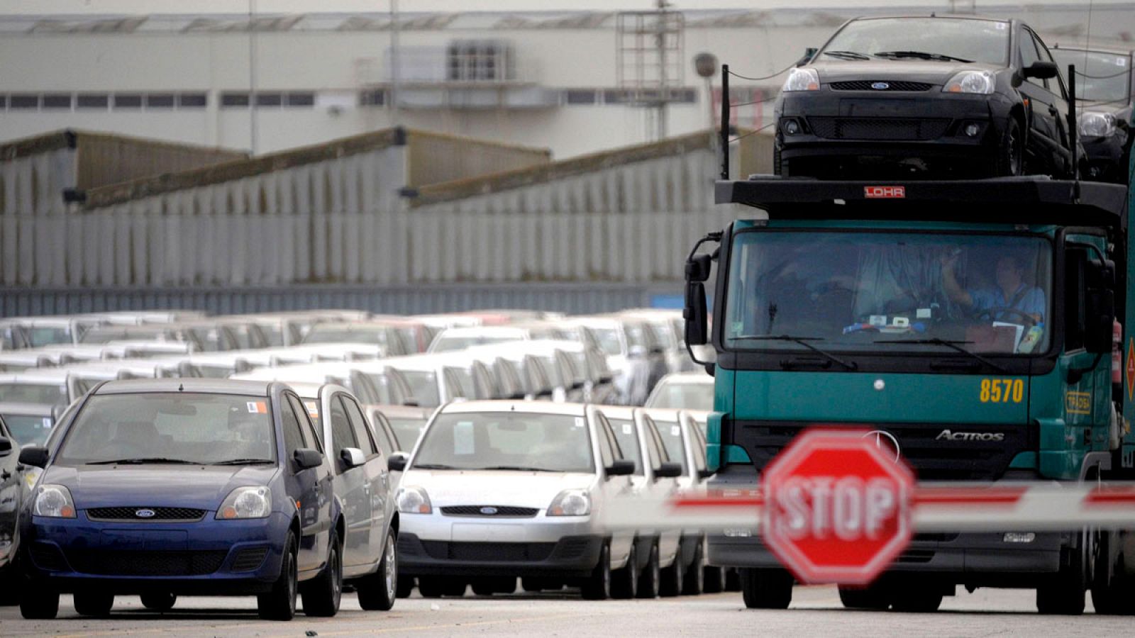 Depósito de vehículos en la factoría valenciana de Almusaffes
