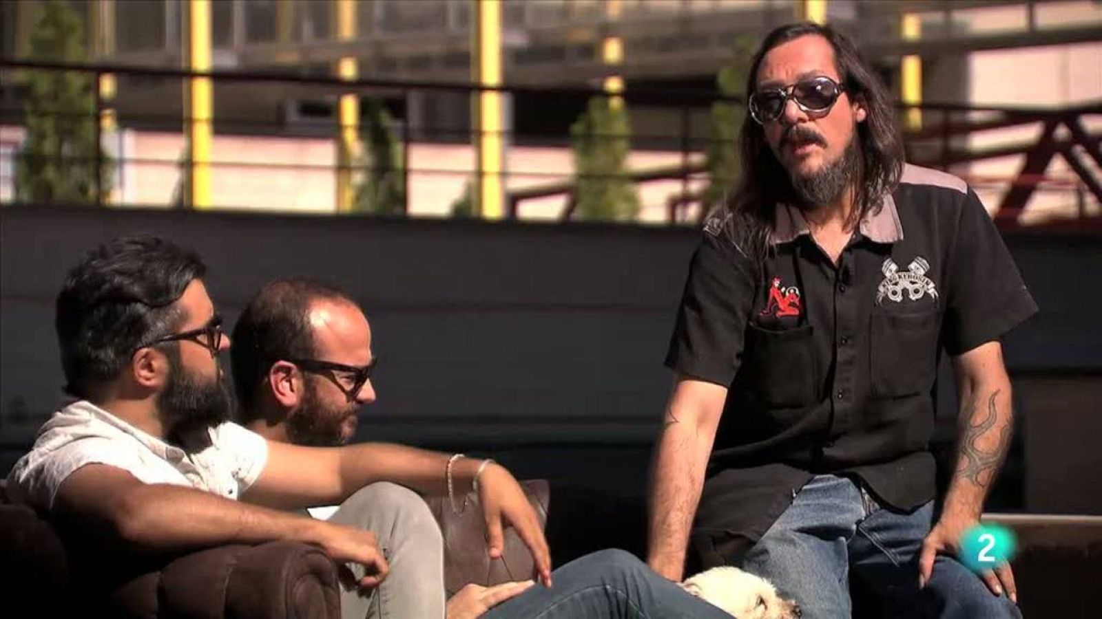 El presentador i director del programa, Senén Armengol, entrevista els músics convidats d'aquest programa Gonçal Planas i Julián Saldarriaga de la banda Mi Capitán